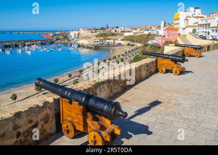 Portogallo, regione di Alentejo, Sines, cannoni di fronte al castello medievale che si affaccia sull'oceano Foto Stock