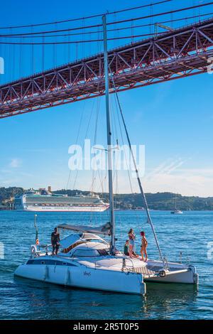 Portogallo, Lisbona, quartiere Alcantara, il ponte del 25 aprile sul fiume Tago Foto Stock