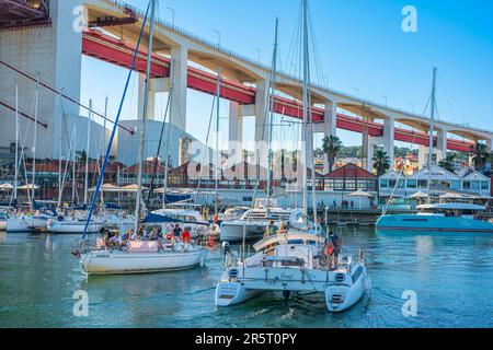 Portogallo, Lisbona, quartiere Alcantara, Docks di Santo Amaro e il ponte del 25 aprile sul fiume Tago Foto Stock