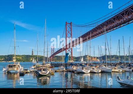 Portogallo, Lisbona, quartiere Alcantara, Docks di Santo Amaro e il ponte del 25 aprile sul fiume Tago Foto Stock