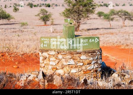 Kenya, Taita Hills Wildlife Sanctuary, segnaletica presso il Taita Sanctuary Foto Stock