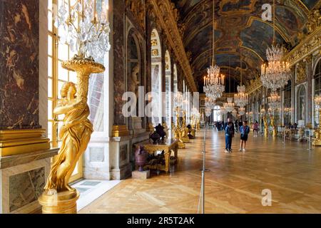 Francia, Yvelines, Versailles, Reggia di Versailles dichiarata Patrimonio dell'Umanità dall'UNESCO, Galerie des Glaces (sala degli specchi), lunghezza 73 m e larghezza 50 m, con 17 finestre e 357 specchi, architetto Jules Hardouin Mansart (1678-1684) Foto Stock