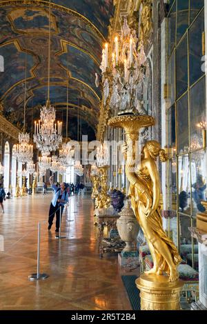 Francia, Yvelines, Versailles, Reggia di Versailles dichiarata Patrimonio dell'Umanità dall'UNESCO, Galerie des Glaces (sala degli specchi), lunghezza 73 m e larghezza 50 m, con 17 finestre e 357 specchi, architetto Jules Hardouin Mansart (1678-1684) Foto Stock