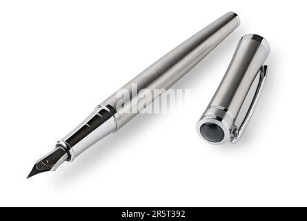 Penna stilografica retrò, acciaio inox satinato spazzolato, isolata su sfondo bianco Foto Stock