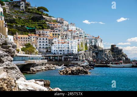 AMALFI CITTÀ, ITALIA - APRILE 26th 2023: Veduta del villaggio di Amalfi, un resort sulla costa italiana circondato da scogliere e paesaggi costieri. Foto Stock