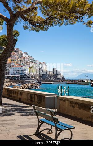 AMALFI CITTÀ, ITALIA - APRILE 26th 2023: Veduta del villaggio di Amalfi, un resort sulla costa italiana circondato da scogliere e paesaggi costieri. Foto Stock