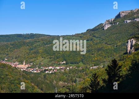 Francia, Doubs, Mouthier Haute Pierre, panorama sulla valle Loue e il villaggio Foto Stock