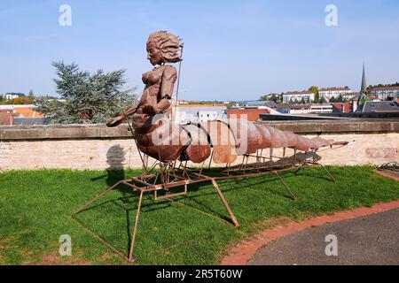 Francia, Doubs, Montbeliard, castello dei Duchi di Wurttemberg, statua di una bestia immaginaria sulla spianata Foto Stock