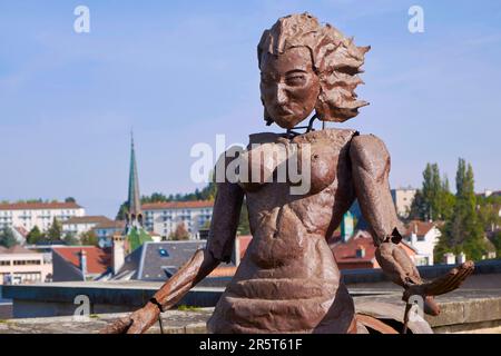 Francia, Doubs, Montbeliard, castello dei Duchi di Wurttemberg, statua di una bestia immaginaria sulla spianata Foto Stock