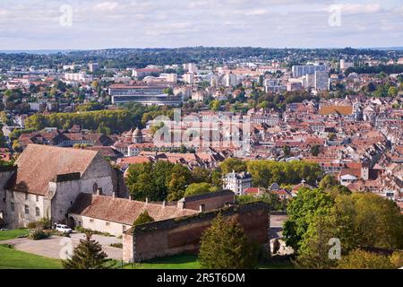 Francia, Doubs, Besancon, veduta generale della città dai bastioni della cittadella di Vauban, patrimonio mondiale dell'UNESCO Foto Stock