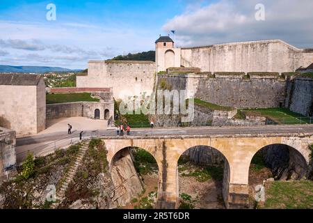 Francia, Doubs, Besancon, cittadella di Vauban, patrimonio mondiale dell'UNESCO, Vista dell'ingresso dalla Queen Tower, con la King Tower sullo sfondo Foto Stock