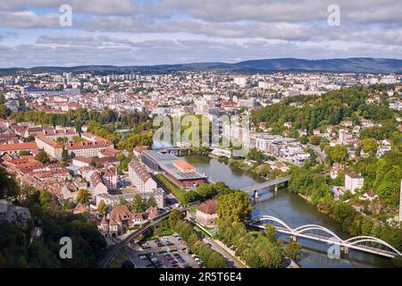Francia, Doubs, Besancon, veduta generale della città dai bastioni della cittadella di Vauban, patrimonio mondiale dell'UNESCO Foto Stock