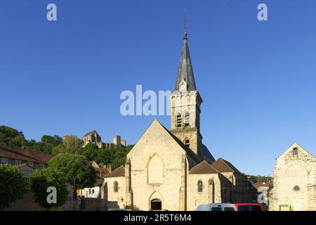 Francia, Yvelines, Parco Regionale dell'alta Valle di Chevreuse, Chevreuse, la chiesa e il castello della Madeleine sullo sfondo Foto Stock