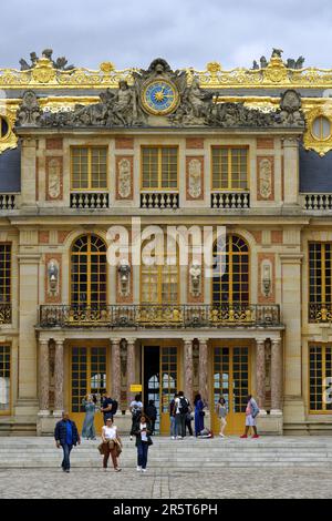 Francia, Yvelines, Versailles, palazzo di Versailles dichiarato patrimonio mondiale dall'UNESCO, la Cour de Marbre (cortile di marmo) Foto Stock