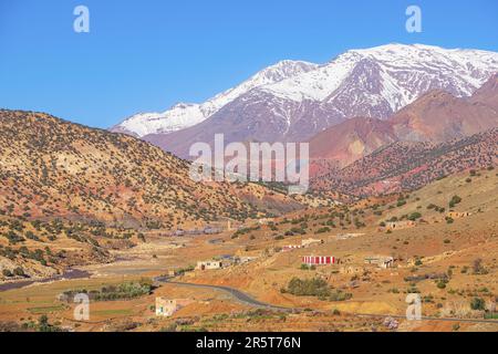 Marocco, provincia di Ouarzazate, strada verso il passo Tizi N'Tichka Foto Stock