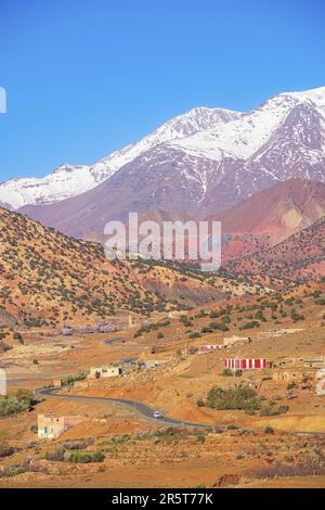 Marocco, provincia di Ouarzazate, strada verso il passo Tizi N'Tichka Foto Stock