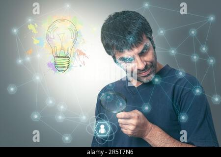 Uomo maturo concentrato con capelli scuri alla ricerca di idee con una lente d'ingrandimento tramite la rete e l'intelligenza artificiale, mentre una vibrante lampadina i Foto Stock