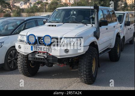 Vista frontale di una Nissan Patrol 5 Y61 GRII 3,0 di pronta per il fuoristrada bianco, Foto Stock