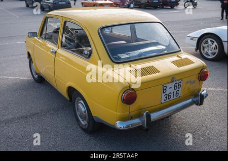 Vista posteriore di una piccola classica vettura spagnola economica, la Seat 850 di colore giallo Foto Stock