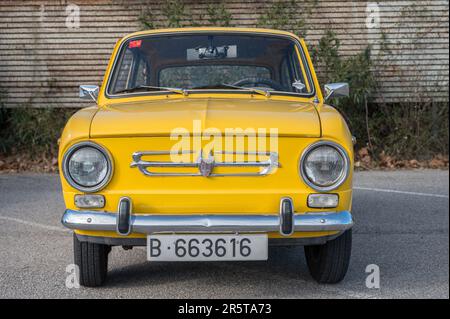 Vista frontale di una piccola classica vettura spagnola economica, la Seat 850 di colore giallo Foto Stock