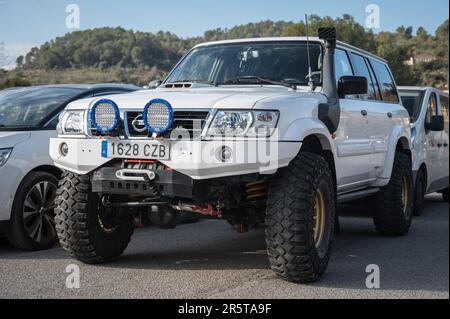 Vista frontale di una Nissan Patrol 5 Y61 GRII 3,0 di pronta per il fuoristrada bianco, Foto Stock