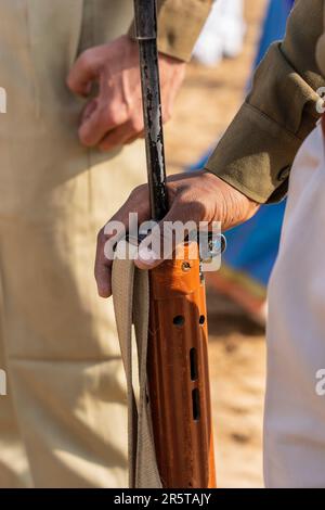 Soldato indiano in piedi con l'arma in mano, India, primo piano Foto Stock