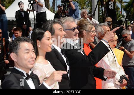 25 maggio 2023, CANNES, Francia: CANNES, FRANCIA - 25 MAGGIO: (L-R) Aoi Yamada, min Tanaka, Donata Wenders, direttore Koji Yakusho, direttore Wim Wenders, Arisa Nakano, produttore Koji Yanai e ospite assistono al tappeto rosso ''Perfect Days'' durante il 76th° festival annuale del cinema di Cannes al Palais des Festivals il 25 maggio 2023 a Cannes, Francia. (Credit Image: © Frederick Injimbert/ZUMA Press Wire) SOLO PER USO EDITORIALE! Non per USO commerciale! Foto Stock