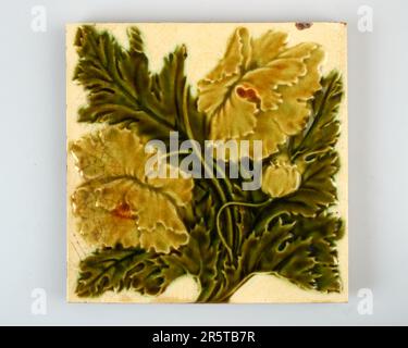 Antiquariato 1890-1900s Pilkington Arti e Mestieri piastrelle di ceramica papavero Foto Stock
