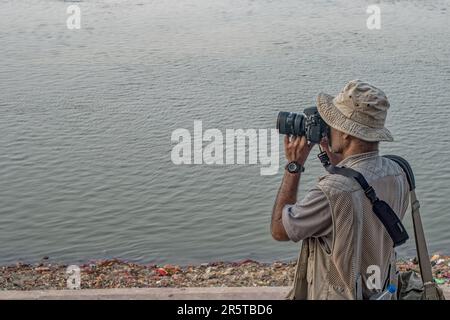 12 18 2014 fotografo che fotografa una foto sulla riva del fiume Ganga a Radha Krishna Ghat, Patna Bihar.India Asia. Foto Stock