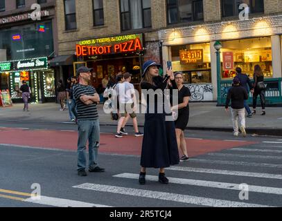 Gli amanti dell'astronomia rischiano la vita e l'arto mentre si trovano in West 23rd Street a Chelsea a New York per fotografare la prima notte del tramonto di Manhattanhenge lunedì 29 maggio 2023. Due volte all'anno, il sole si allinea al tramonto con la griglia della città e si trova al centro delle strade. L'evento, il nome coniato da Neil deGrasse Tyson del Planetario Hayden, si svolge 22 giorni prima e 21 giorni dopo il solstizio estivo a causa dell'angolo di 30 gradi della griglia della città, non è esattamente est-ovest-nord-sud. (© Richard B. Levine Foto Stock