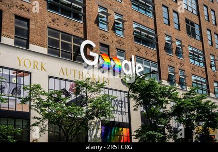 I 'double o' del logo Google sul loro edificio a 111 Ottava Avenue a New York sono decorati nei colori arcobaleno della bandiera di orgoglio di progresso in onore del Gay Pride Day, visto il Giovedi, 1 giugno 2023. (© Richard B. Levine) Foto Stock