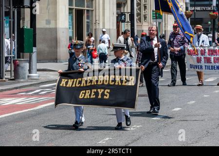 I cadetti dell'organizzazione post-scolastica Knickerbocker Greys marciano nella parata annuale della Flag Day a New York, di ritorno dal suo hiatus pandemico, venerdì 2 giugno 2023, a partire dal New York City Hall Park. La Festa della bandiera è stata creata dalla proclamazione da parte del presidente Woodrow Wilson il 14 giugno 1916 come festa in onore della bandiera americana, ma non è stato fino al 1949 quando è diventato Festa della bandiera nazionale. La festa onora la risoluzione della bandiera del 1777 dove le stelle e le strisce sono state ufficialmente adottate come bandiera degli Stati Uniti. (© Richard B. Levine) Foto Stock