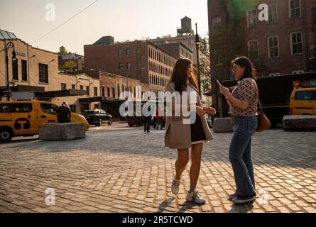 Attività in Gansevoort Plaza nel quartiere Meatpacking a New York il Mercoledì, 31 maggio 2023. (© Richard B. Levine) Foto Stock