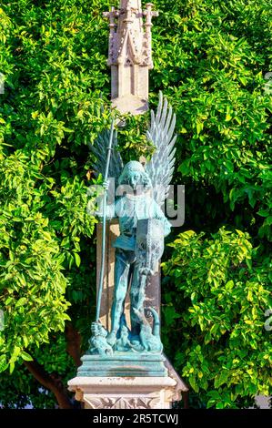 Valencia, Spagna - 17 gennaio 2022: Antica statua metallica di un angelo alato in un parco pubblico Foto Stock