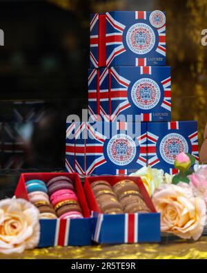 Londra, Regno Unito - Aprile 30th 2023: Speciale Re Carlo III incoronazione Macarons nella vetrina di Laduree a Londra, Regno Unito. Foto Stock