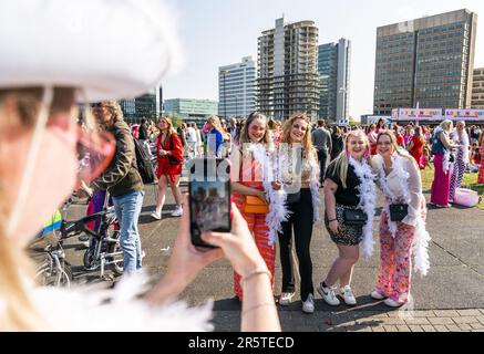 AMSTERDAM - concertisti alla Johan Cruijff Arena, prima del secondo spettacolo di Harry Styles. Circa 150 concertisti bloccati del primo spettacolo del cantante-cantautore britannico hanno dovuto trascorrere la notte nella vicina Ziggo Dome a causa di un guasto del treno. ANP JEROEN JUMELET olanda fuori - belgio fuori Foto Stock