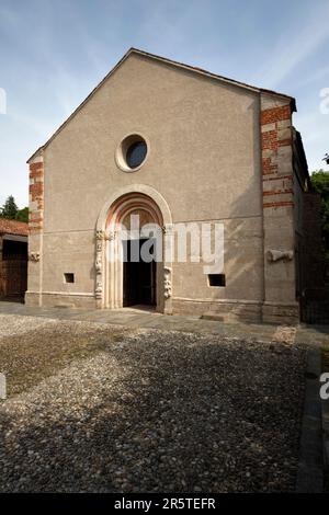 Chiesa di San Colombano - facciata - piccolo gioiello romanico lombardo (12th sec.) - Vaprio d'Adda, Milano, Italia Foto Stock