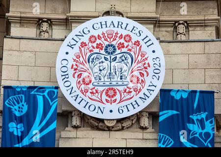 Londra, Regno Unito - Aprile 30th 2023: Primo piano dell'emblema dell'incoronazione dei Re Carlo III sul Mall, a Londra, Regno Unito. Foto Stock