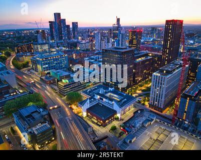 Skyline di Manchester dopo il tramonto Foto Stock