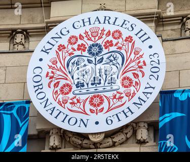 Londra, Regno Unito - Aprile 30th 2023: Primo piano dell'emblema dell'incoronazione dei Re Carlo III sul Mall, a Londra, Regno Unito. Foto Stock