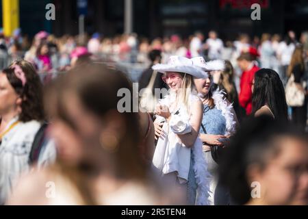 AMSTERDAM - concertisti alla Johan Cruijff Arena, prima del secondo spettacolo di Harry Styles. Circa 150 concertisti bloccati del primo spettacolo del cantante-cantautore britannico hanno dovuto trascorrere la notte nella vicina Ziggo Dome a causa di un guasto del treno. ANP JEROEN JUMELET olanda fuori - belgio fuori Foto Stock