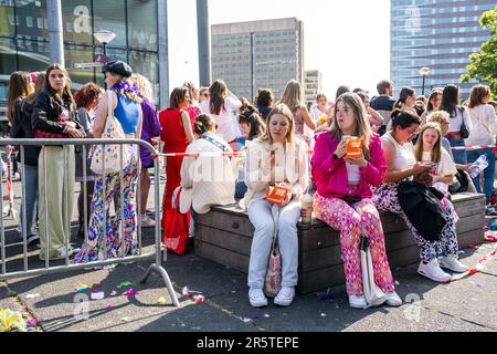 AMSTERDAM - concertisti alla Johan Cruijff Arena, prima del secondo spettacolo di Harry Styles. Circa 150 concertisti bloccati del primo spettacolo del cantante-cantautore britannico hanno dovuto trascorrere la notte nella vicina Ziggo Dome a causa di un guasto del treno. ANP JEROEN JUMELET olanda fuori - belgio fuori Foto Stock