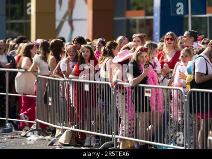 Amsterdam, Paesi Bassi. 05th giugno, 2023. AMSTERDAM - concertisti alla Johan Cruijff Arena, prima del secondo spettacolo di Harry Styles. Circa 150 concertisti bloccati del primo spettacolo del cantante-cantautore britannico hanno dovuto trascorrere la notte nella vicina Ziggo Dome a causa di un guasto del treno. ANP JEROEN JUMELET netherlands OUT - belgium OUT Credit: ANP/Alamy Live News Foto Stock