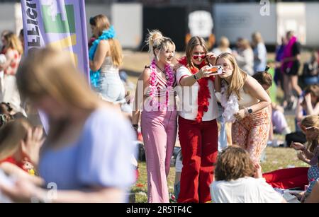 AMSTERDAM - concertisti alla Johan Cruijff Arena, prima del secondo spettacolo di Harry Styles. Circa 150 concertisti bloccati del primo spettacolo del cantante-cantautore britannico hanno dovuto trascorrere la notte nella vicina Ziggo Dome a causa di un guasto del treno. ANP JEROEN JUMELET olanda fuori - belgio fuori Foto Stock