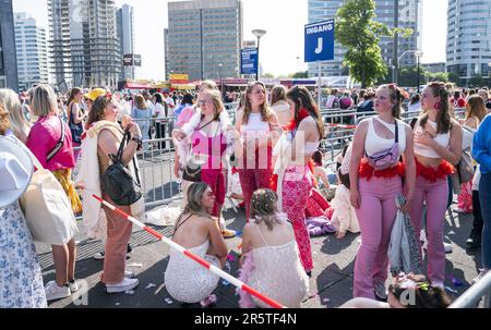 AMSTERDAM - concertisti alla Johan Cruijff Arena, prima del secondo spettacolo di Harry Styles. Circa 150 concertisti bloccati del primo spettacolo del cantante-cantautore britannico hanno dovuto trascorrere la notte nella vicina Ziggo Dome a causa di un guasto del treno. ANP JEROEN JUMELET olanda fuori - belgio fuori Foto Stock