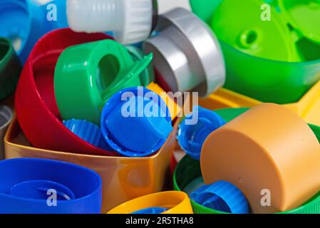 Vari tappi a vite e tappi in plastica per il riciclaggio Foto Stock