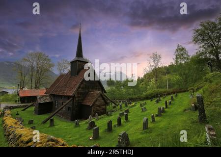 La chiesa di Roedven Stave (in norvegese: Rødven stavkyrkje) è una ex chiesa parrocchiale della Chiesa di Norvegia, nel comune di Rauma, nel conte di Møre og Romsdal Foto Stock