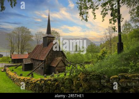 La chiesa di Roedven Stave (in norvegese: Rødven stavkyrkje) è una ex chiesa parrocchiale della Chiesa di Norvegia, nel comune di Rauma, nel conte di Møre og Romsdal Foto Stock