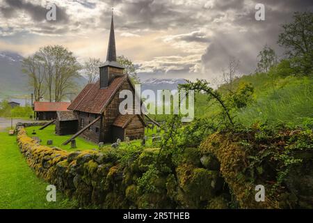 La chiesa di Roedven Stave (in norvegese: Rødven stavkyrkje) è una ex chiesa parrocchiale della Chiesa di Norvegia, nel comune di Rauma, nel conte di Møre og Romsdal Foto Stock