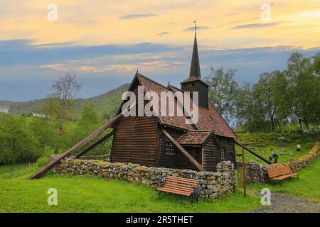 La chiesa di Roedven Stave (in norvegese: Rødven stavkyrkje) è una ex chiesa parrocchiale della Chiesa di Norvegia, nel comune di Rauma, nel conte di Møre og Romsdal Foto Stock